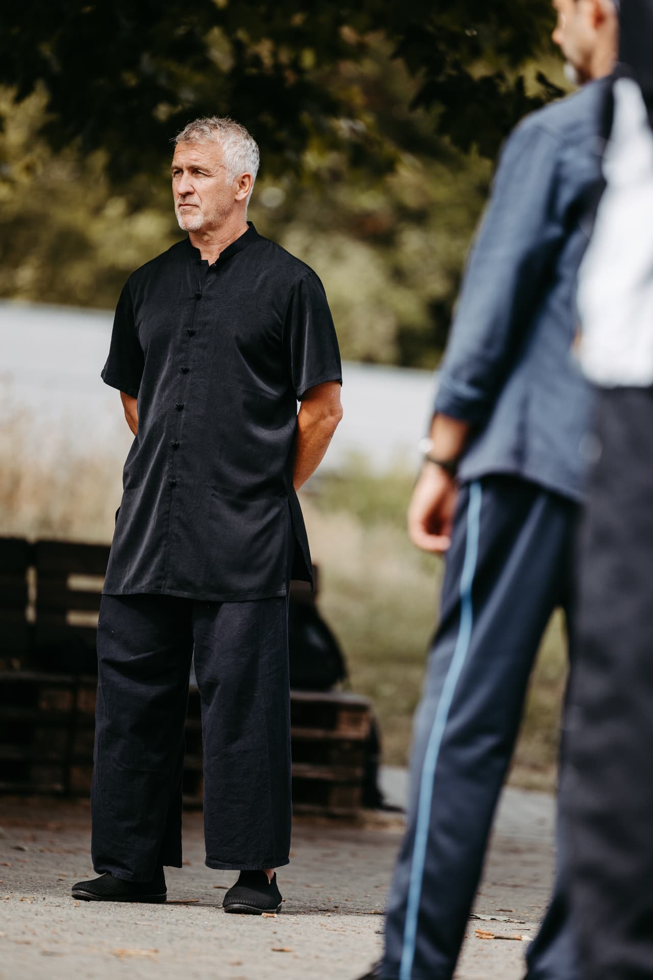 Jochen Köhler in schwarzer Taiji-Kleidung im Freien